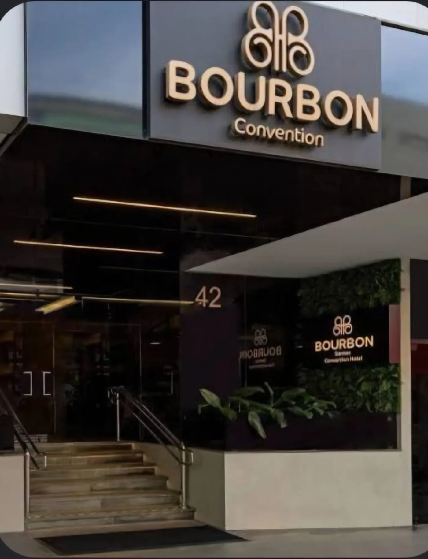 Fachada do Bourbon Convention Hotel, em Santos, São Paulo.