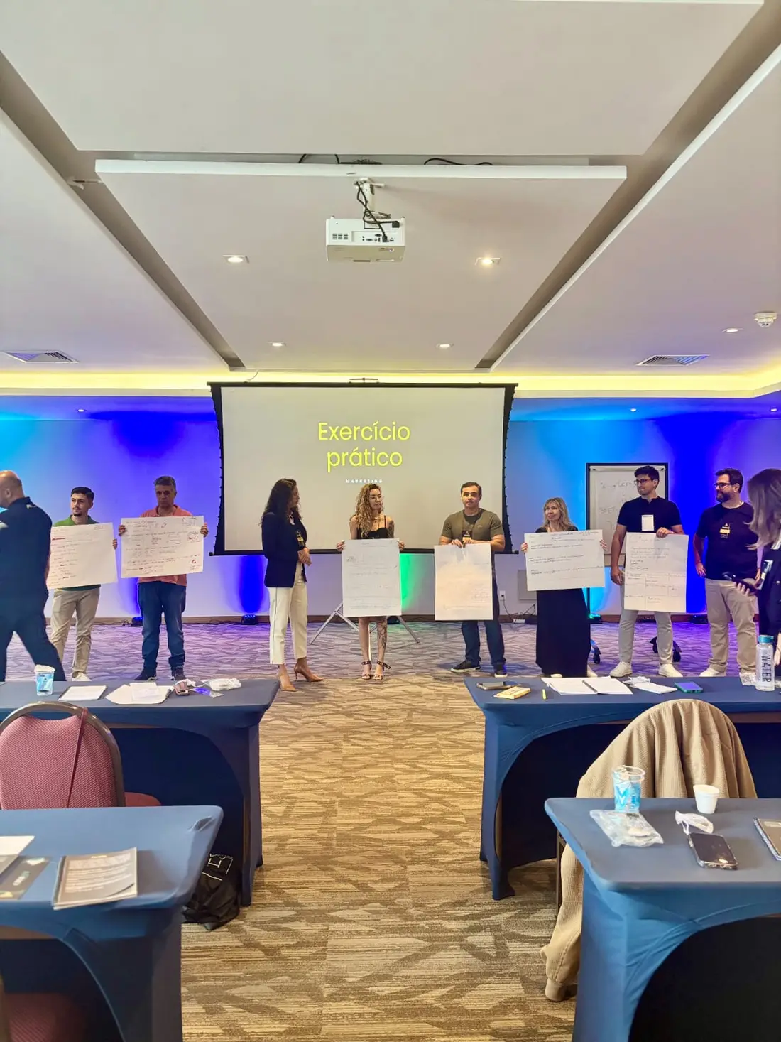 Participantes reunidos em pé durante dinâmica do treinamento.