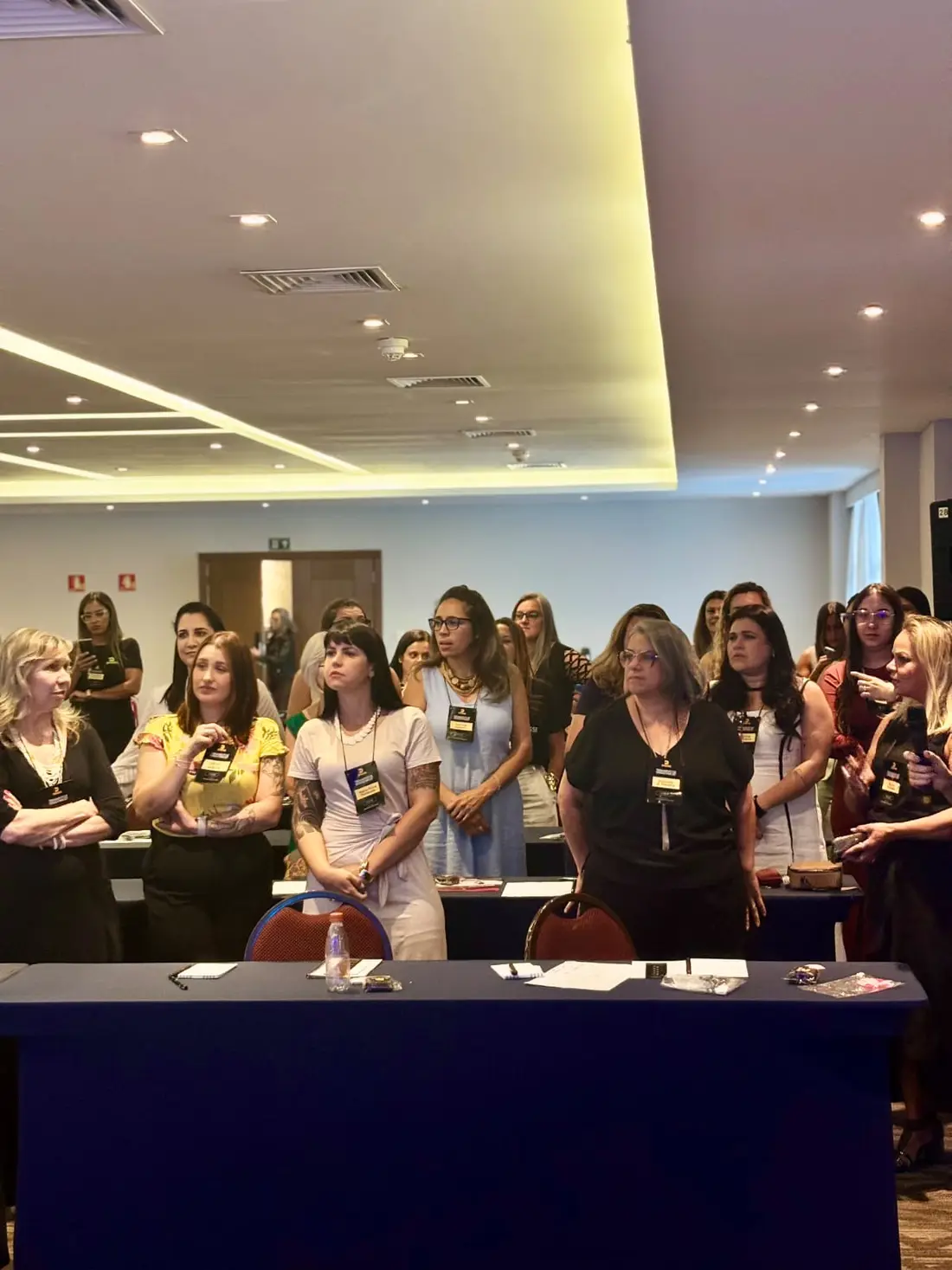 Grupos apresentando o exercício prático no palco.