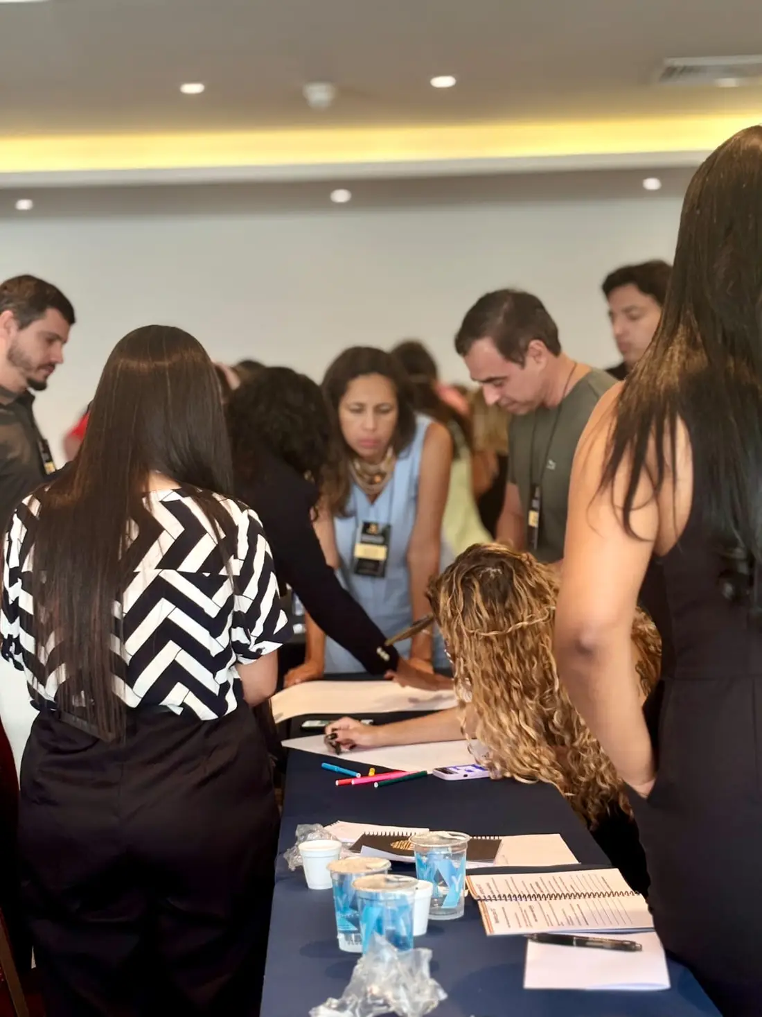 Sérgio Miranda conversando com participantes durante a atividade.