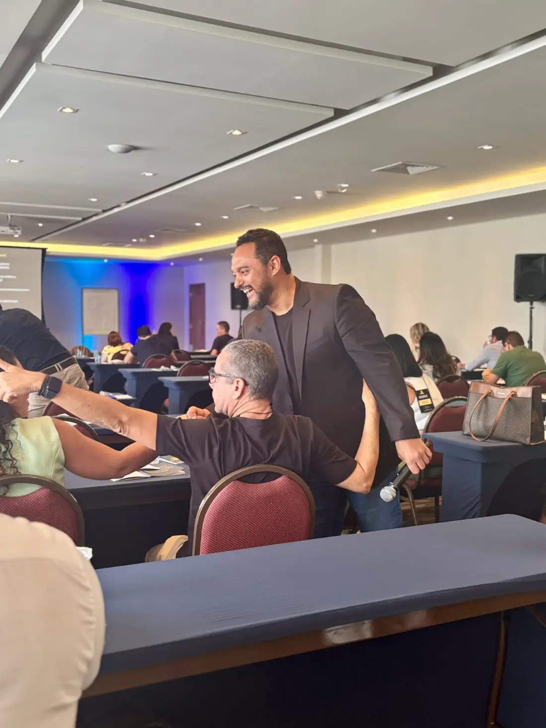 Sérgio Miranda falando ao microfone para a plateia.